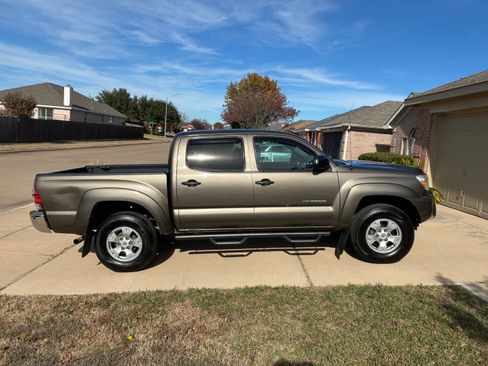 Used 2015 Toyota Tacoma PreRunner image 1