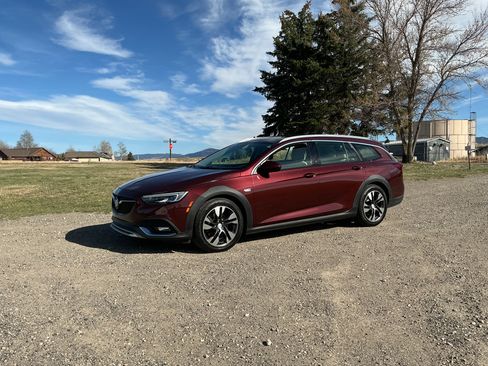 Used 2019 Buick Regal Preferred w/ Driver Confidence Package I image 2