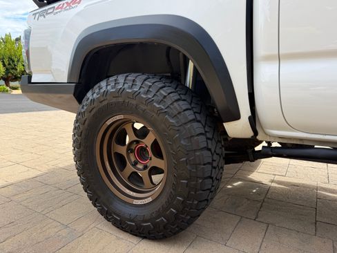 Used 2017 Toyota Tacoma TRD Off-Road AWD/4WD image 13