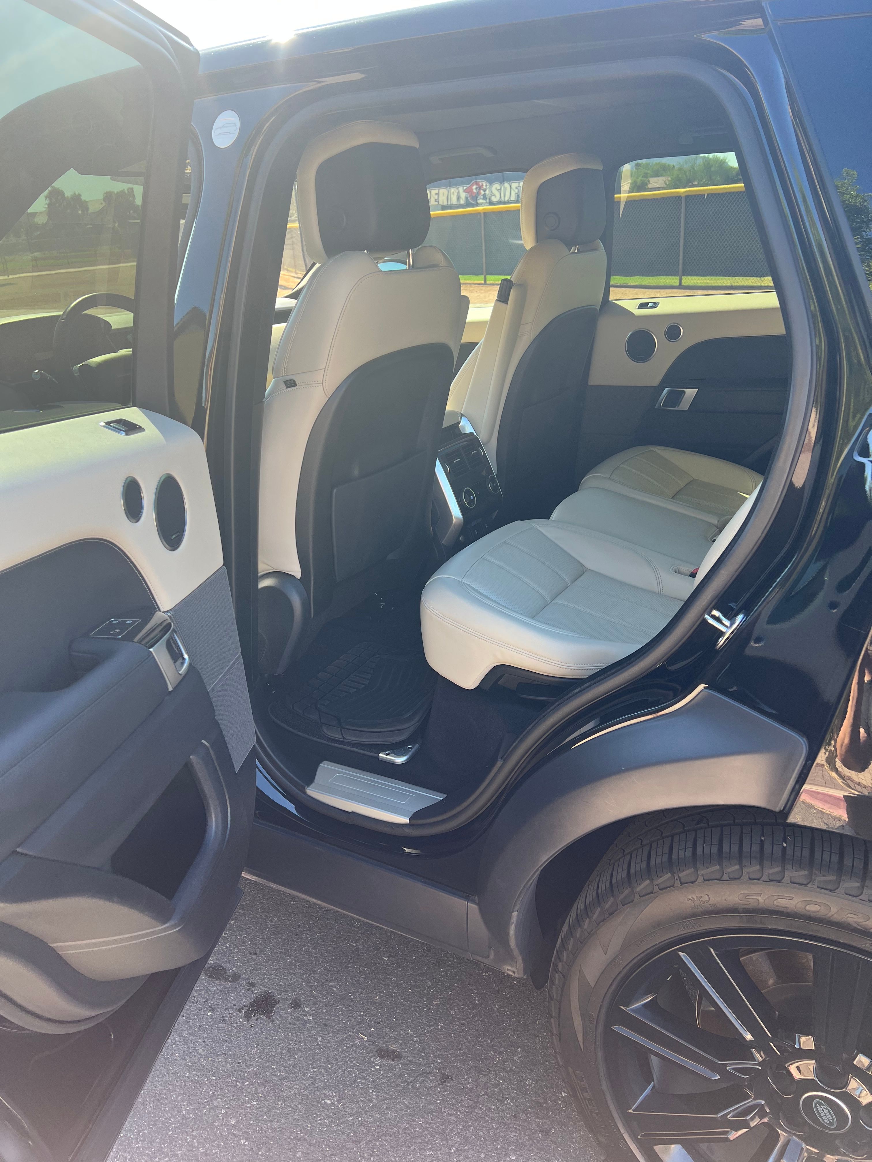 Used 2020 Land Rover Range Rover Sport HSE AWD/4WD image 6