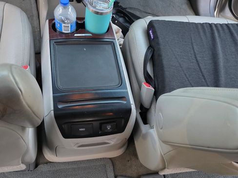 Used 2013 Toyota Sienna XLE w/ Entertainment Pkg image 5