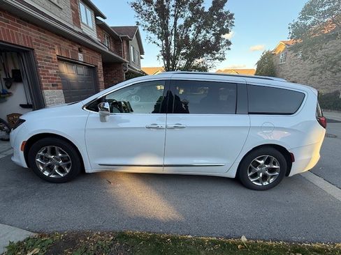 Used 2018 Chrysler Pacifica Limited image 4