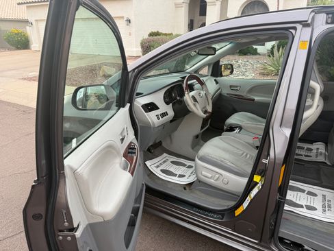 Used 2012 Toyota Sienna Limited w/ Premium Pkg image 5