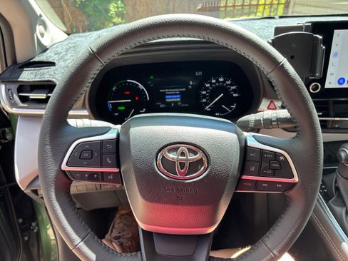 Used 2026 Toyota Sienna XLE AWD/4WD image 10
