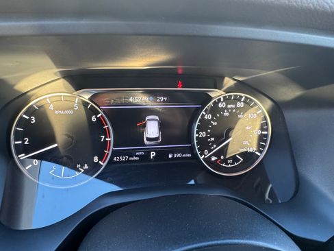 Used 2023 Nissan Rogue SV image 2