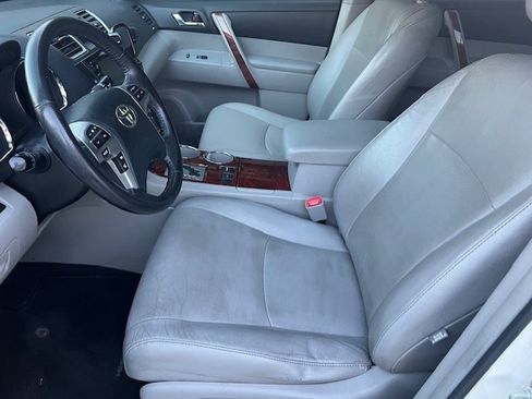 Used 2013 Toyota Highlander Limited FWD image 2