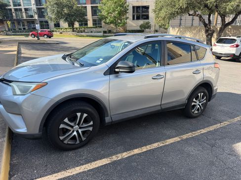 Used 2017 Toyota RAV4 LE FWD image 1