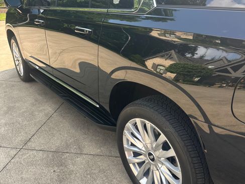 Used 2024 Cadillac Escalade ESV Luxury AWD/4WD image 11