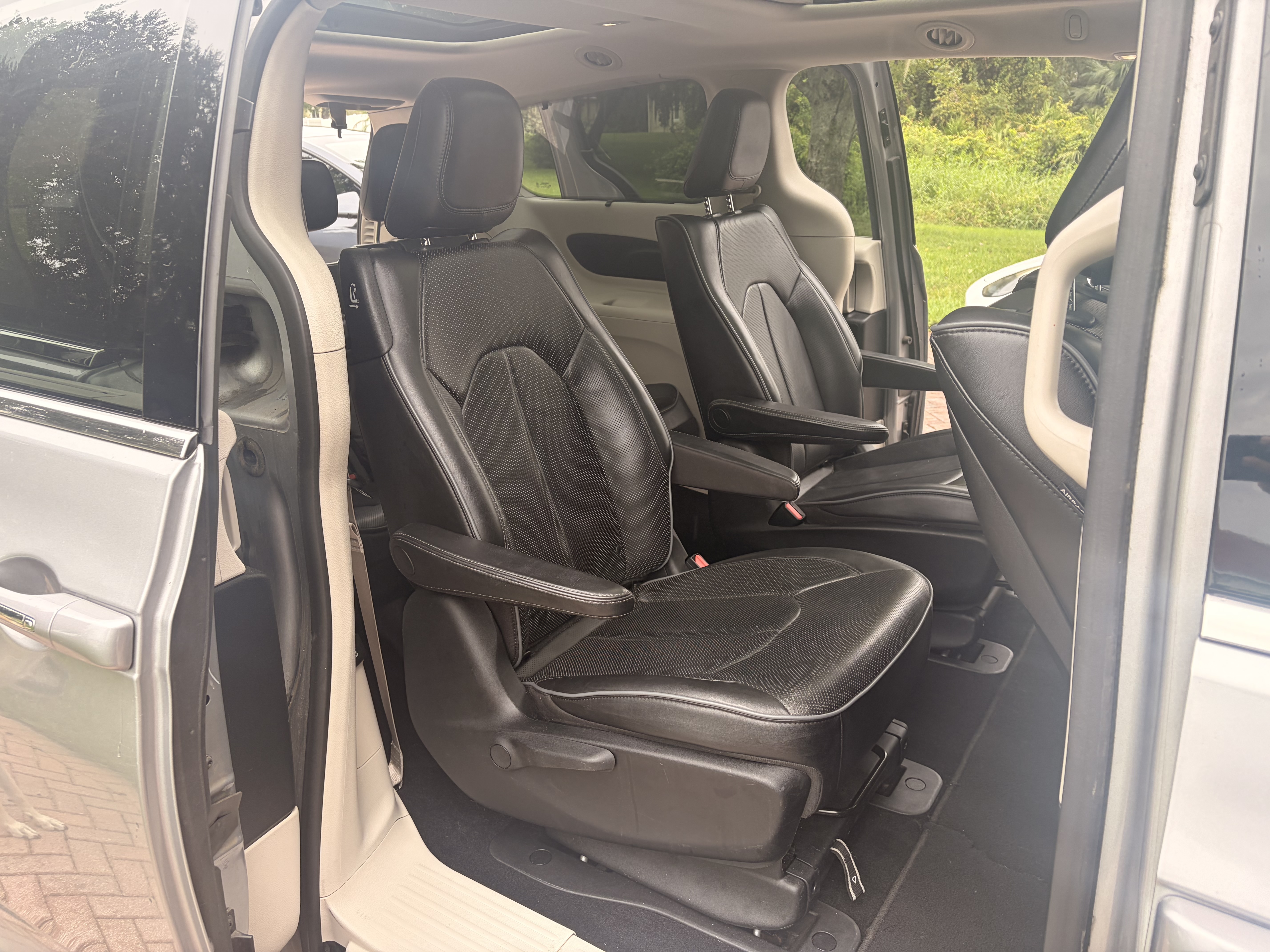 Used 2018 Chrysler Pacifica Limited w/ Advanced Safetytec Group FWD image 11