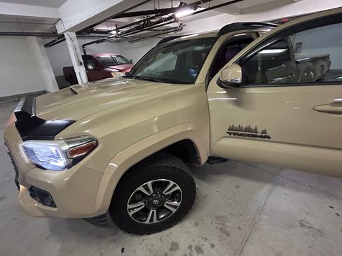 Used 2018 Toyota Tacoma TRD Sport w/ Technology Package image 2