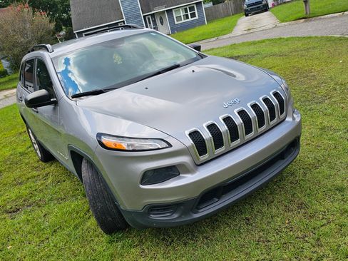 Used 2016 Jeep Cherokee Sport image 2