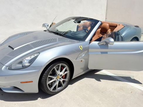 Used 2012 Ferrari California RWD image 6