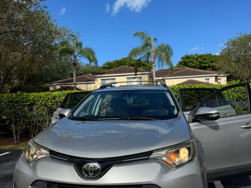 Used 2018 Toyota RAV4 XLE image 1