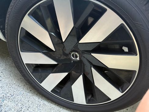 Used 2023 Volvo XC90 T8 Ultimate w/ Lounge Package image 13