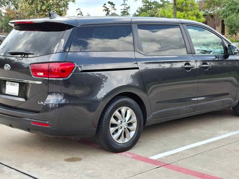 Used 2019 Kia Sedona LX image 5