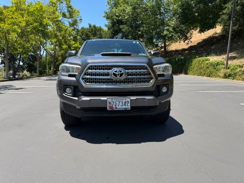 Used 2016 Toyota Tacoma TRD Sport w/ Towing Package AWD/4WD image 8