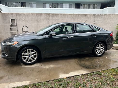 Used 2015 Ford Fusion SE w/ Equipment Group 202A image 9