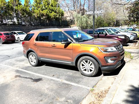 Used 2017 Ford Explorer XLT image 1