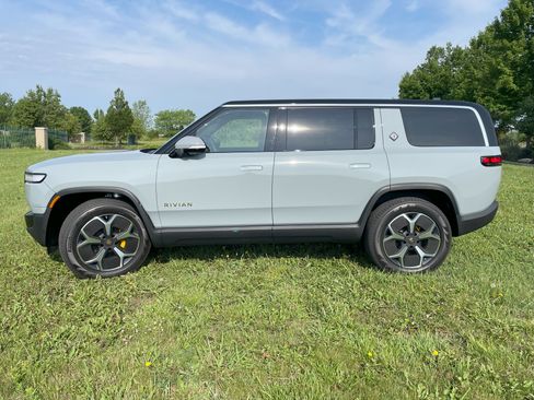 Used 2023 Rivian R1S Adventure image 4