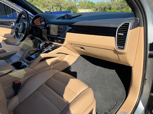 Used 2022 Porsche Cayenne E-Hybrid Sport Utility 4D image 19