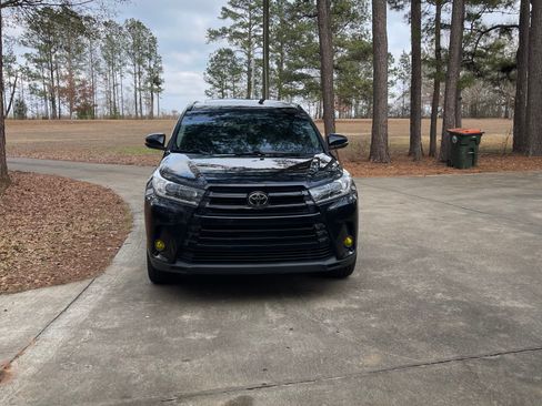 Used 2018 Toyota Highlander SE image 4