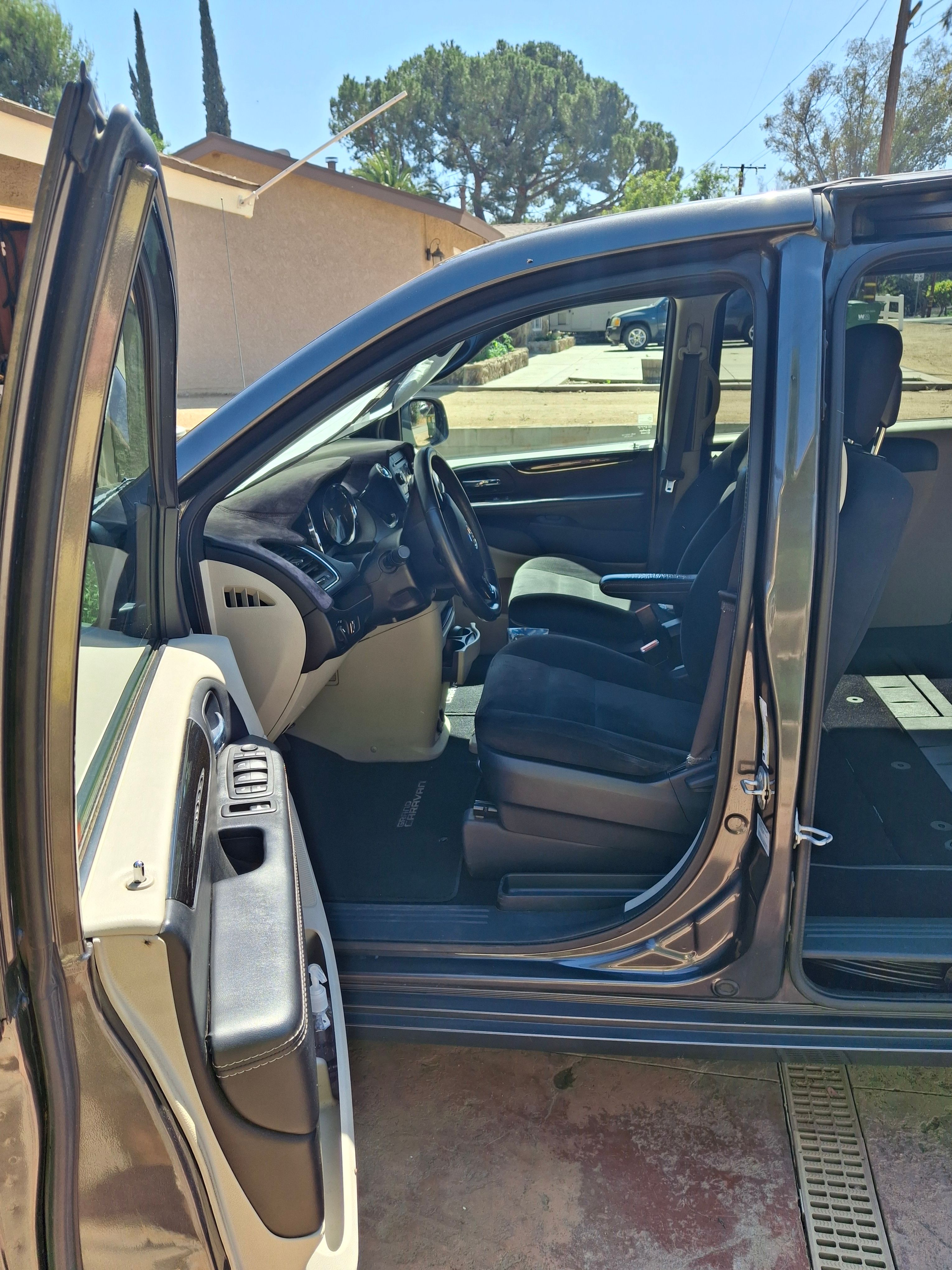 Used 2016 Dodge Grand Caravan SE FWD image 11