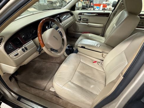 Used 2011 Lincoln Town Car Signature Limited image 19