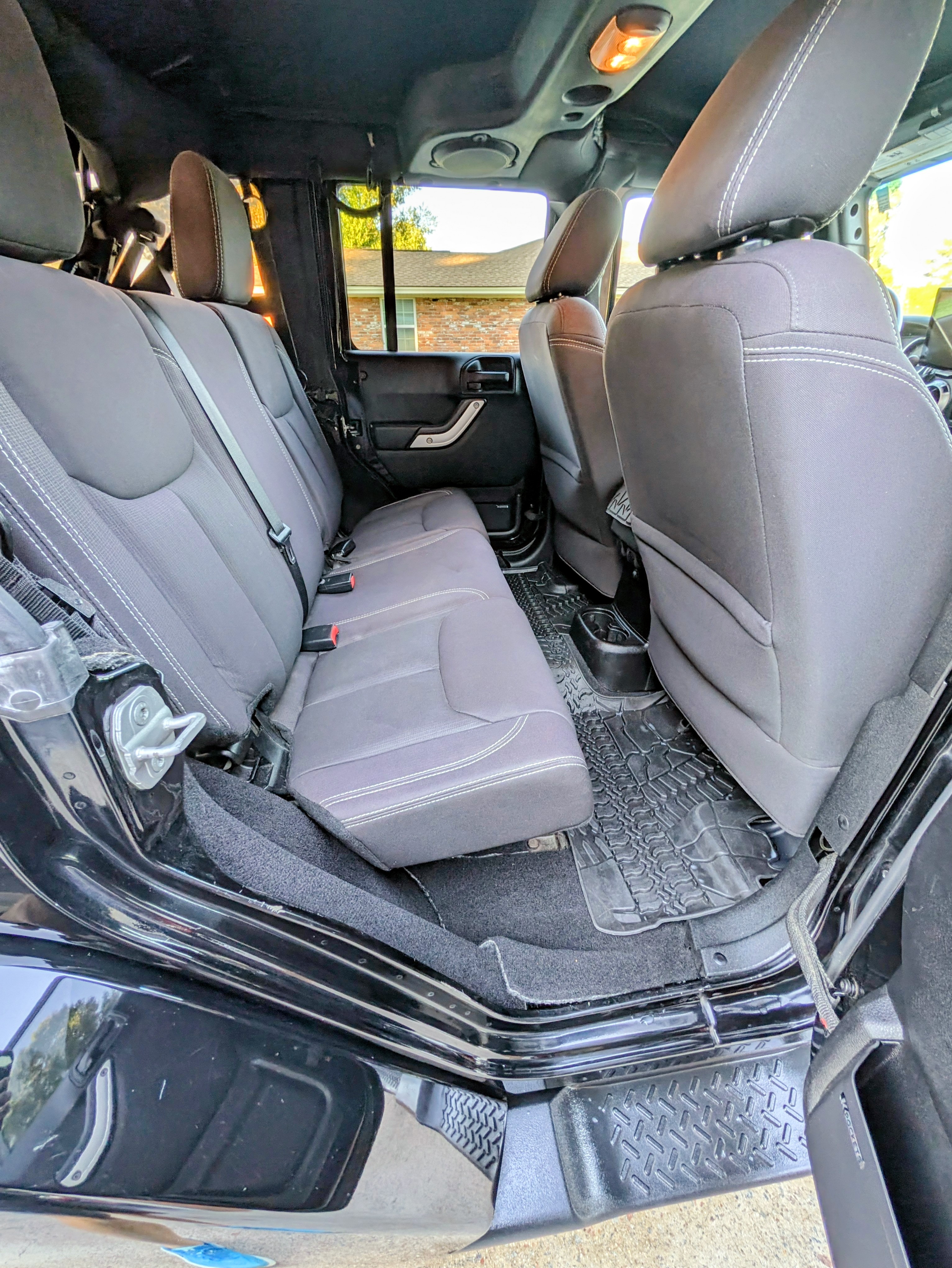 Used 2013 Jeep Wrangler Unlimited Sahara w/ Connectivity Group AWD/4WD image 9