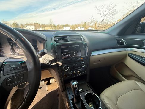 Used 2016 Ford Explorer XLT w/ Equipment Group 202A image 6