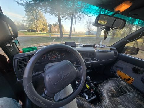 Used 1997 Toyota Tacoma 4x4 Regular Cab image 8