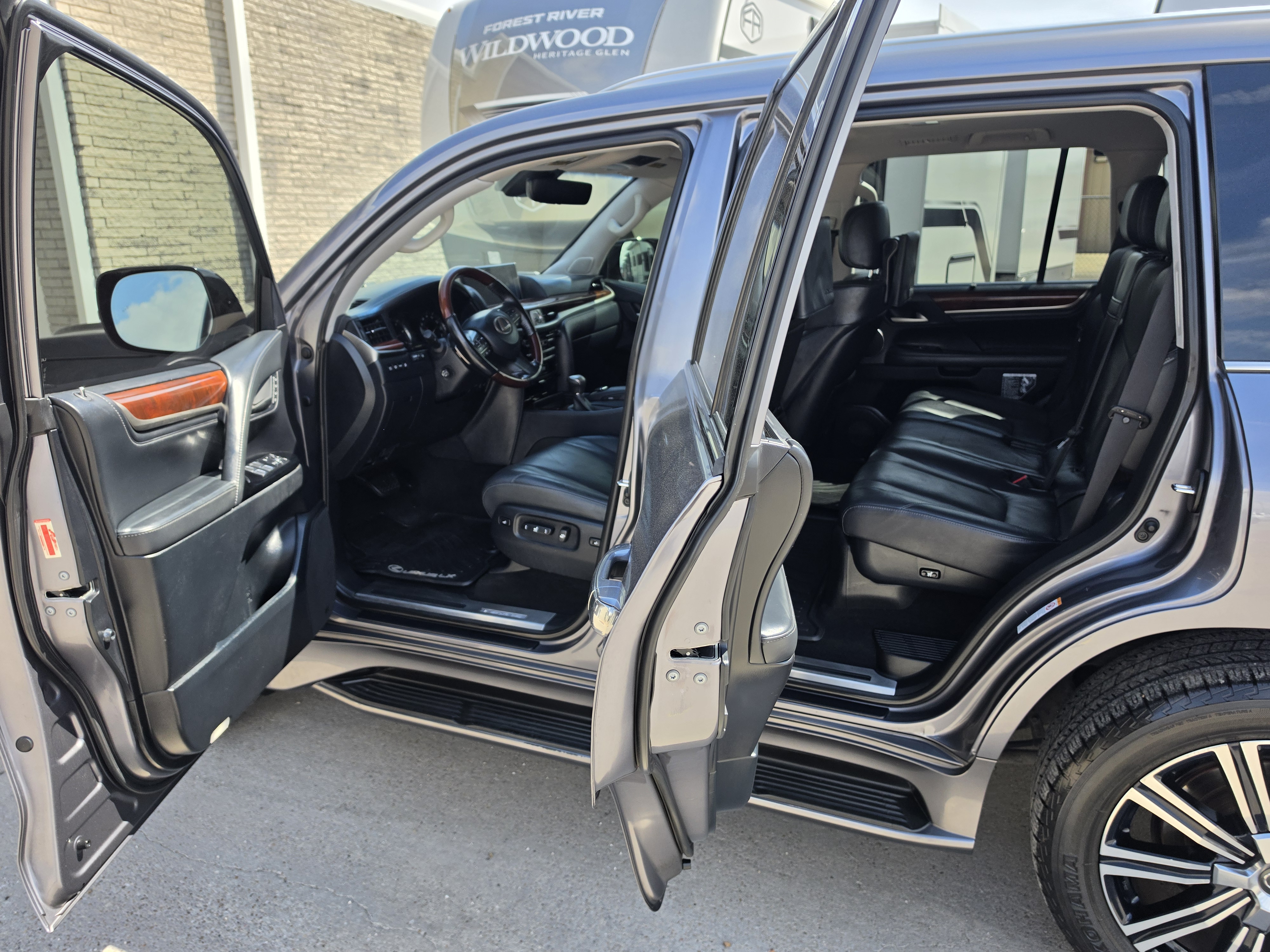 Used 2019 Lexus LX 570 4WD w/ Luxury Package image 12