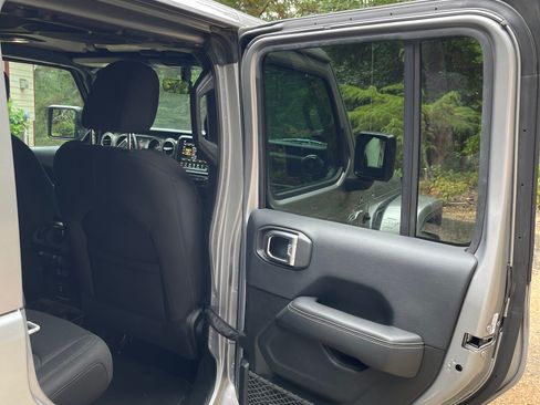 Used 2018 Jeep Wrangler Unlimited Sahara AWD/4WD image 15
