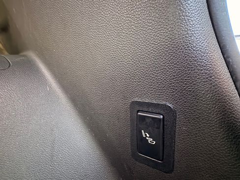 Used 2021 Chevrolet Tahoe Z71 w/ Z71 Signature Package image 25