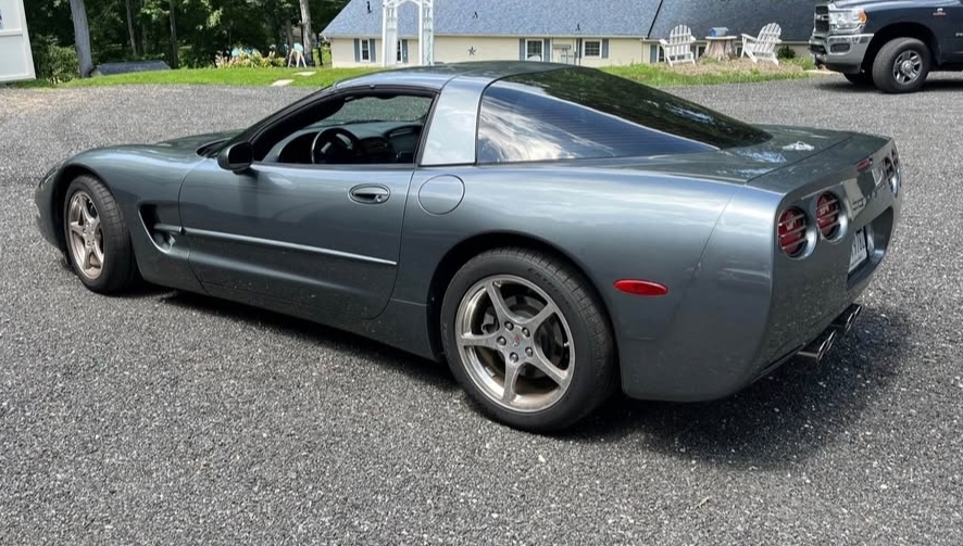 Used 2003 Chevrolet Corvette Coupe w/ Preferred Equipment Group RWD image 9