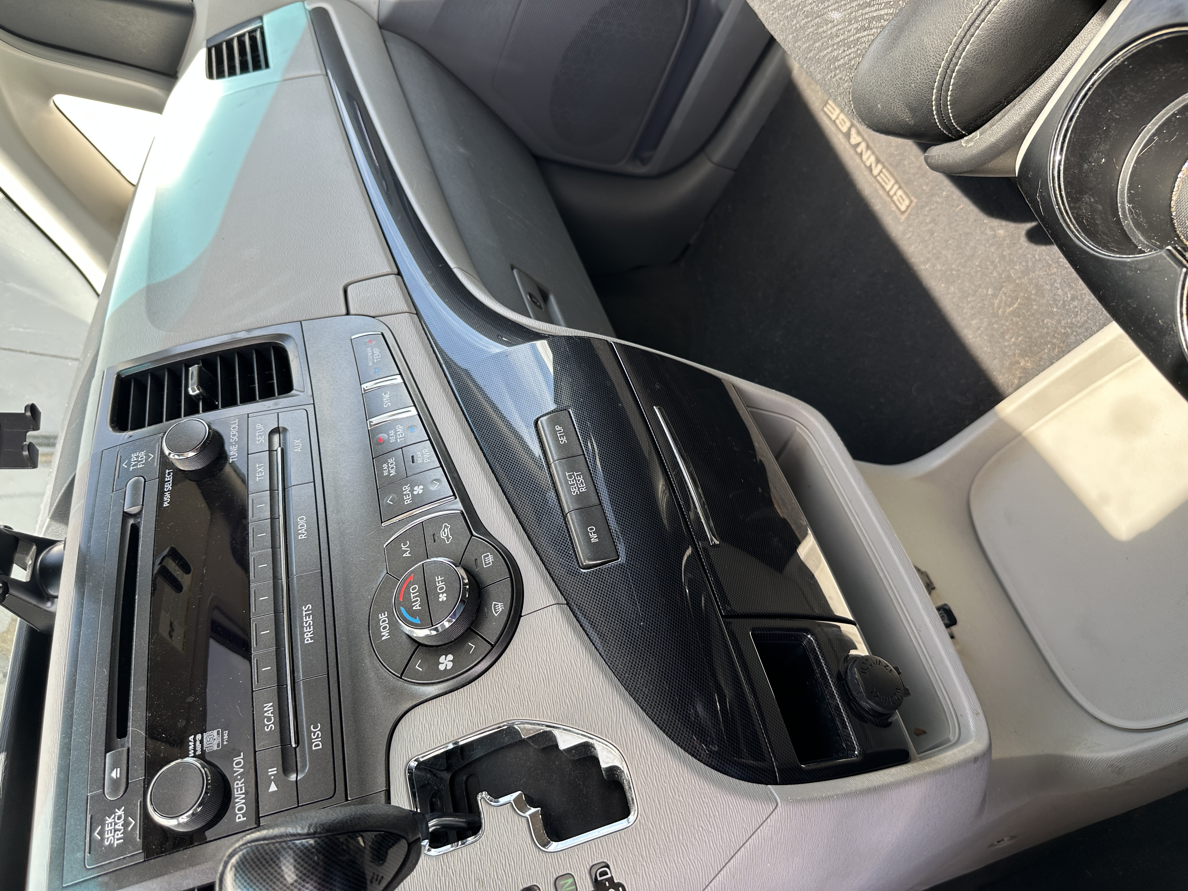 Used 2013 Toyota Sienna SE FWD image 6