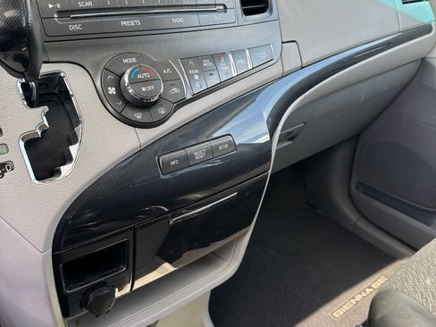 Used 2013 Toyota Sienna SE FWD image 6