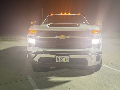 Used 2024 Chevrolet Silverado 3500 LT image 2