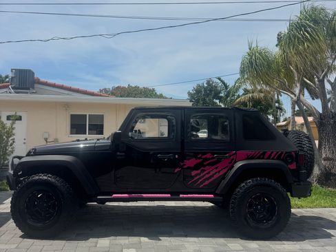 Used 2008 Jeep Wrangler Unlimited X w/ Trailer Tow Group RWD image 2