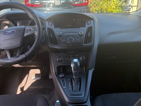 Used 2015 Ford Focus SE FWD image 2