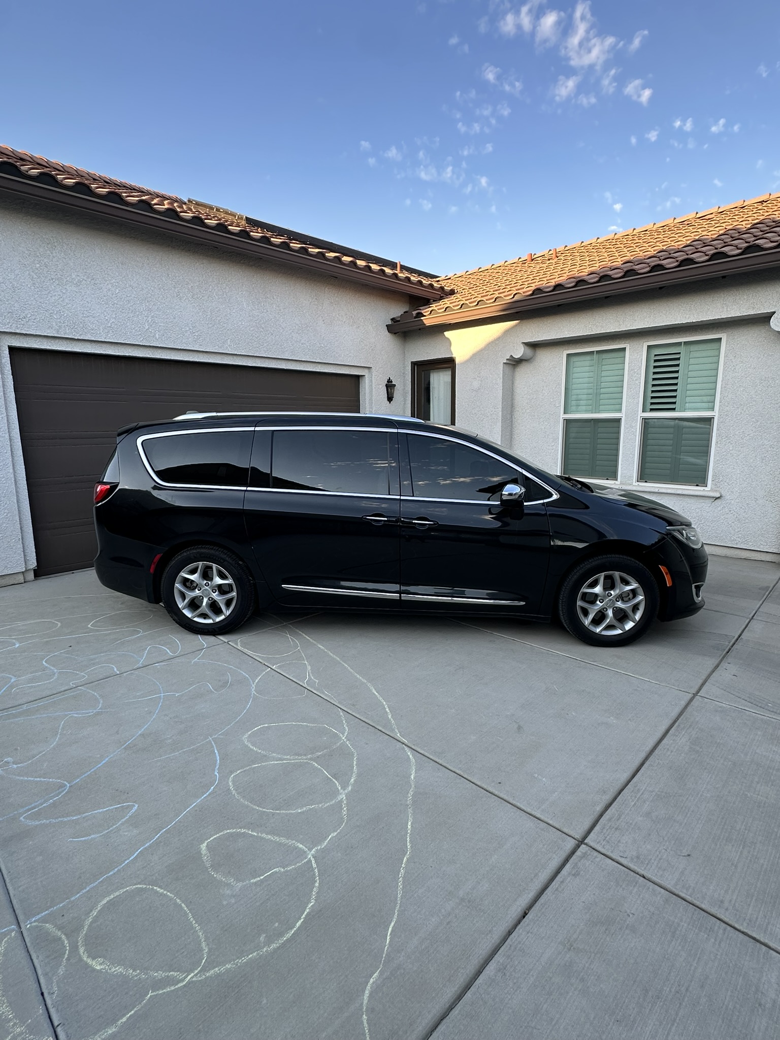 Used 2019 Chrysler Pacifica Limited FWD image 2