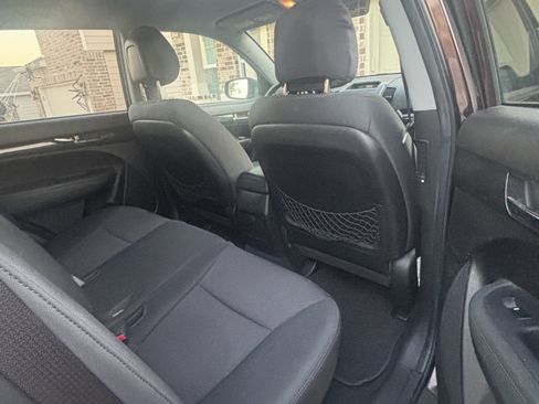 Used 2011 Kia Sorento LX w/ Convenience Pkg image 11