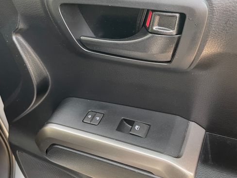 Used 2018 Toyota Tacoma SR5 RWD image 21