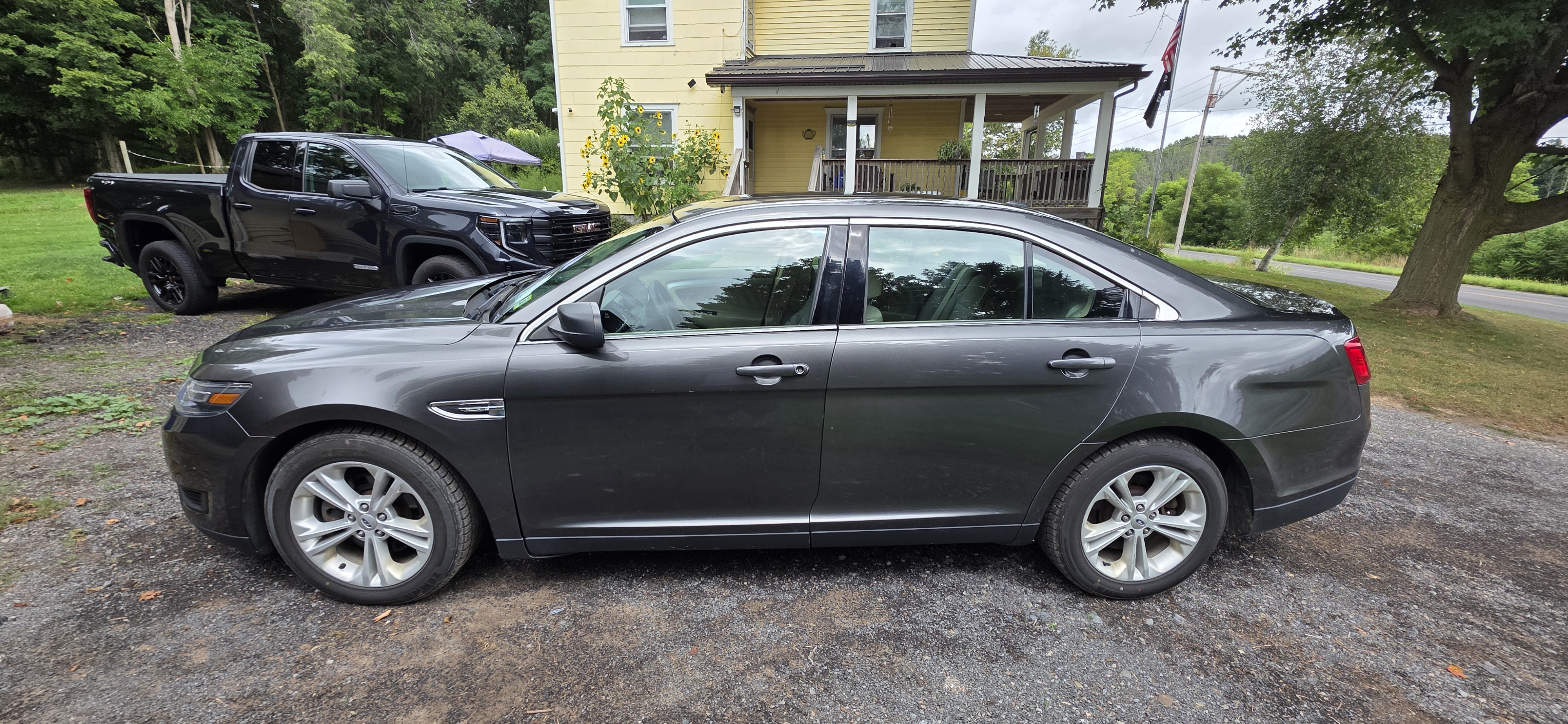 Used 2017 Ford Taurus SE FWD image 2