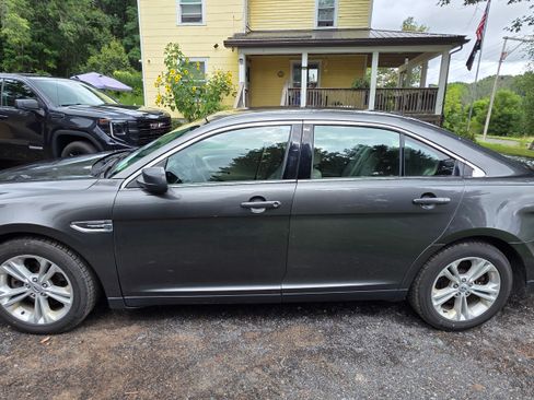 Used 2017 Ford Taurus SE FWD image 2
