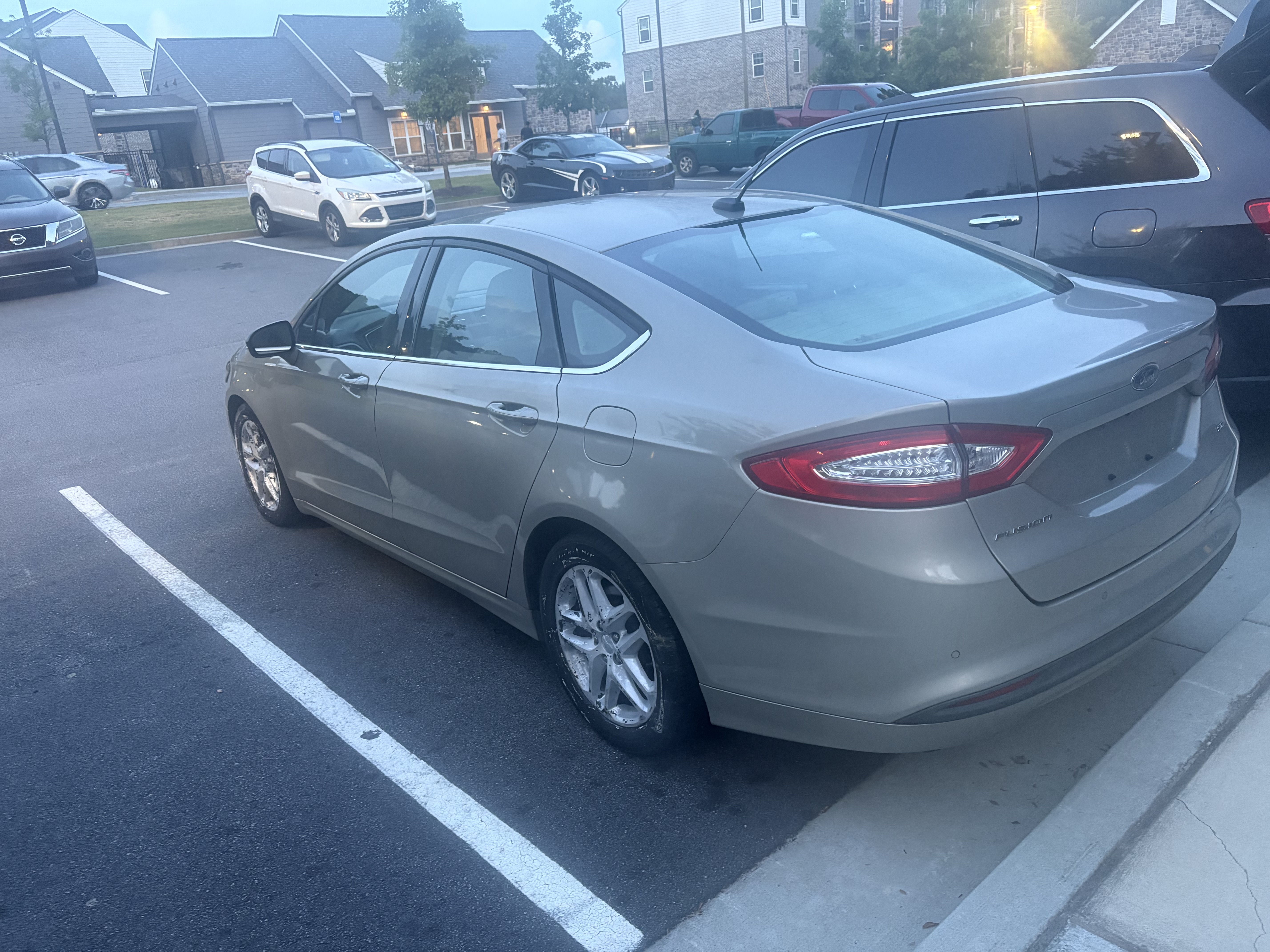 Used 2016 Ford Fusion SE FWD image 8