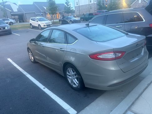 Used 2016 Ford Fusion SE FWD image 8