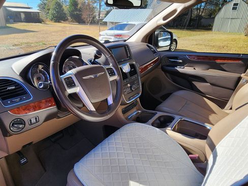 Used 2013 Chrysler Town & Country Touring-L w/ Entertainment Group #2 image 11