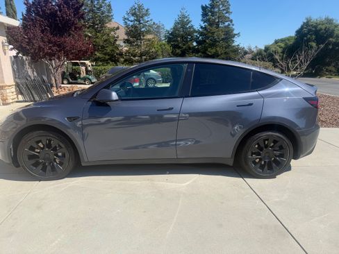 Used 2022 Tesla Model Y Long Range image 2