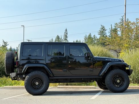 Used 2014 Jeep Wrangler Unlimited Rubicon w/ Connectivity Group image 10