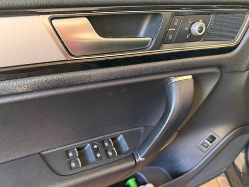 Used 2016 Volkswagen Touareg Sport image 14